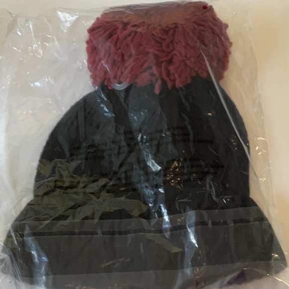 NWT QUAGGA GREEN LABEL JUMBO POM BEANIE AND BRACELET - Picture 2 of 3